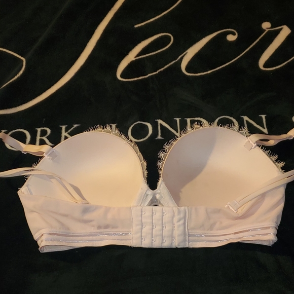 Victoria Secret Very Sexy 34D bra - Picture 2 of 4